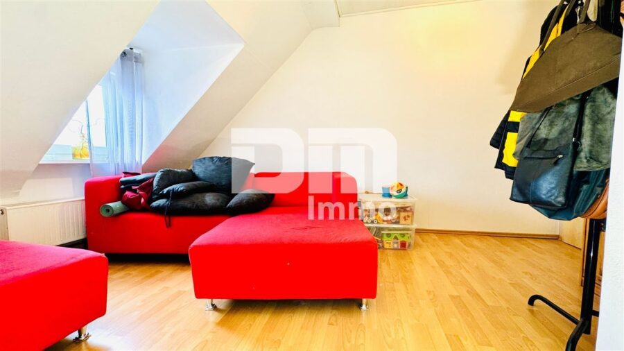 Ein- bis Zweifamilienhaus mit 2 Terrassen, Garage und angelegtem Gartenbereich - DG Kinderzimmer 2 / Gäste